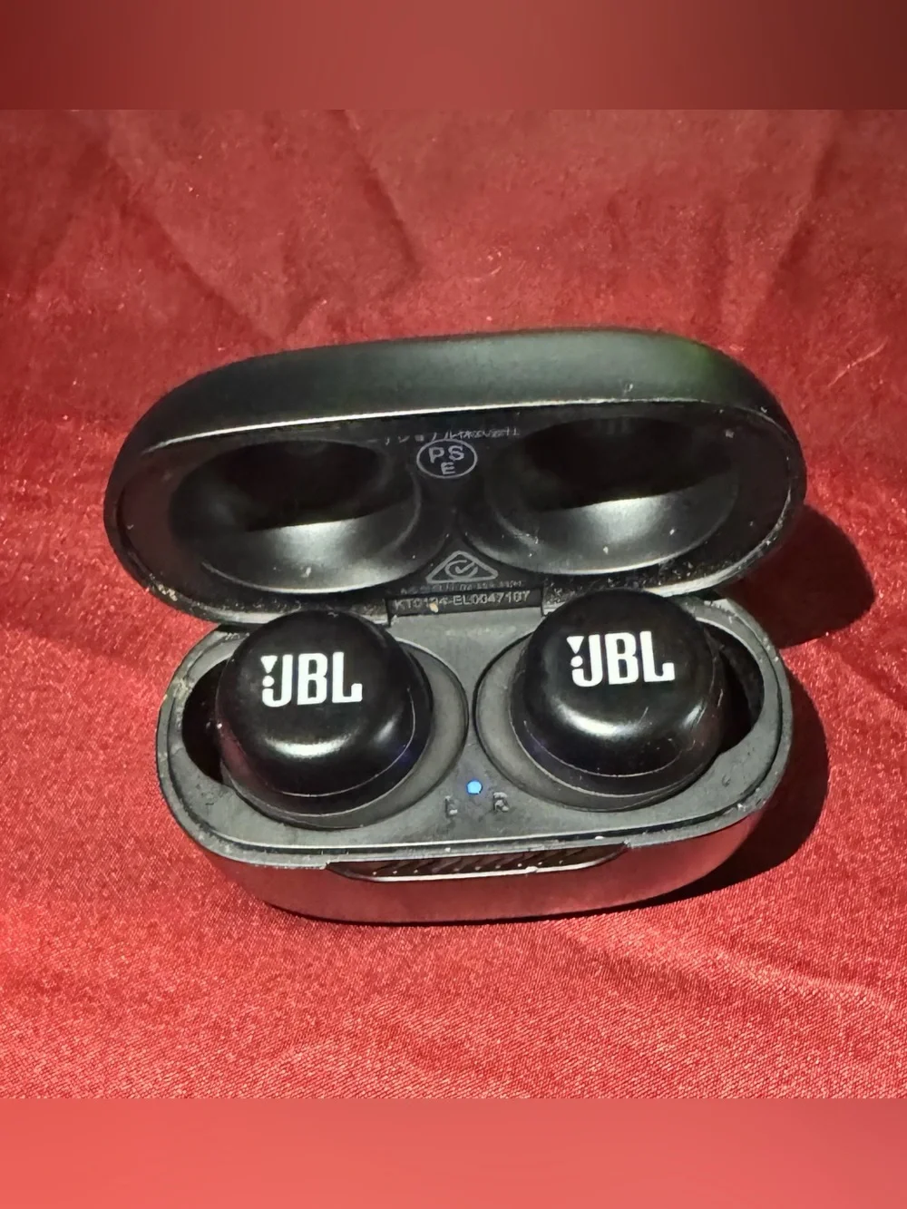 JBL Black Compact True Wireless Earbuds Charging Case with wireless earbuds
